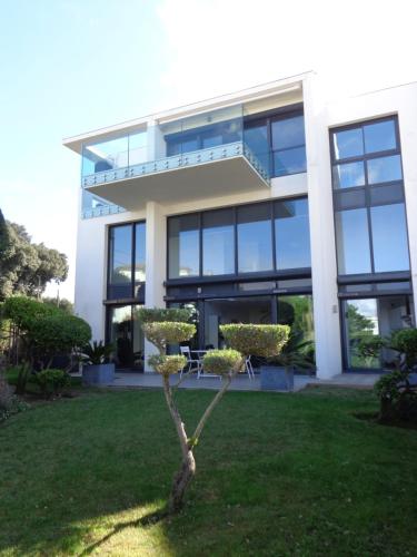 Large single-story house with 6 bedrooms, in the city center and 300 meters from the beach